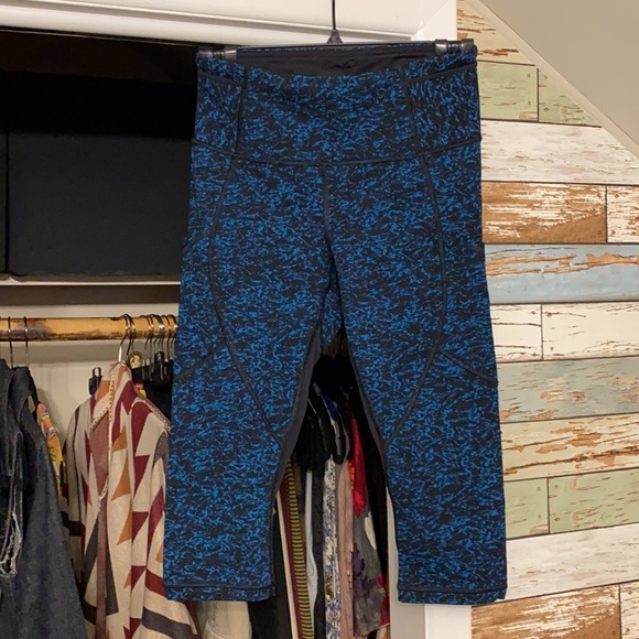 Lululemon Outrun 17" Crop in Iced Wave Capri Black - Picture 5 of 16